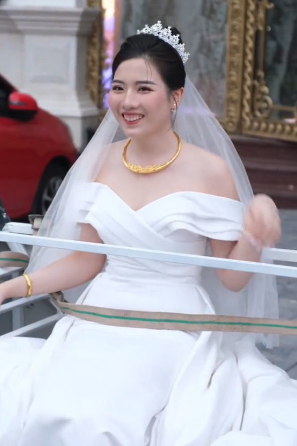 Dù có chút hồi hộp, lo lắng khi chuẩn bị được "bay lên trời", cô dâu vẫn mỉm cười thật tươi cho thấy niềm hạnh phúc tột cùng trong ngày trọng đại.