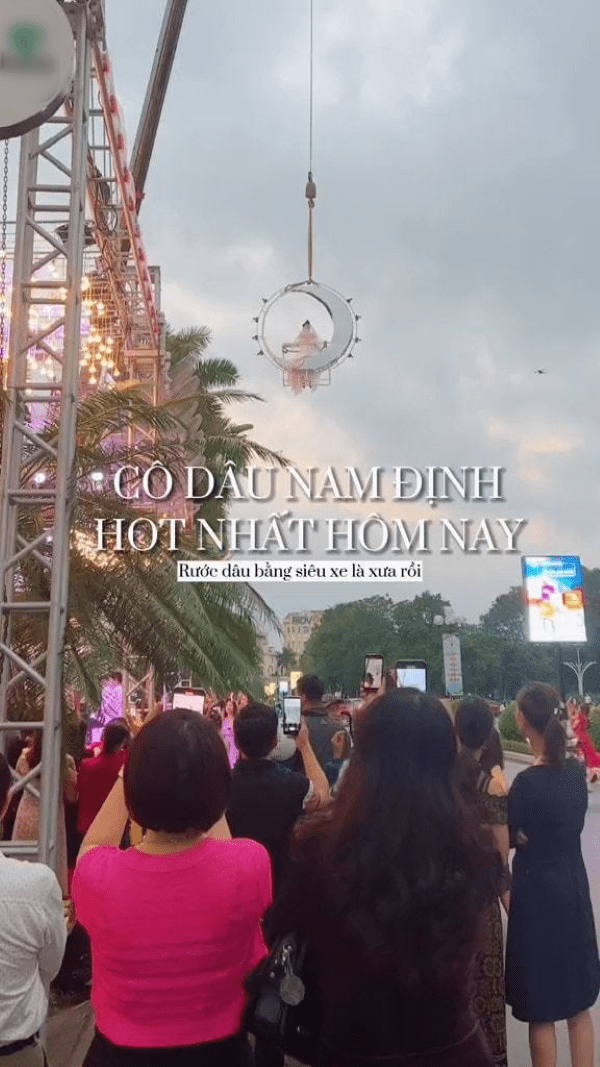 Bên cạnh việc cảm thấy hạnh phúc thay cho cô dâu chú rể vì đã có một hôn lễ đáng nhớ, một số người cũng thấy hơi "rén", cho rằng việc dùng cần cẩu đưa cô dâu lên cao như vậy là khá nguy hiểm.