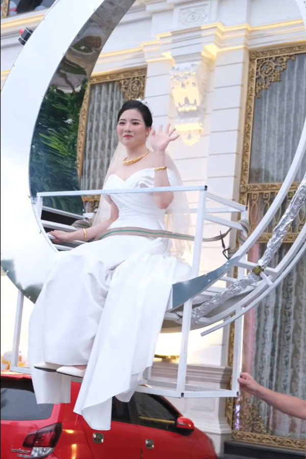 Được biết, trước đó kênh TikTok Q.N.N.Đ. đã quay lại buổi lễ rước dâu đặc biệt khi cặp đôi thuê hẳn cần cẩu để đưa cô dâu lên cao hàng chục mét.