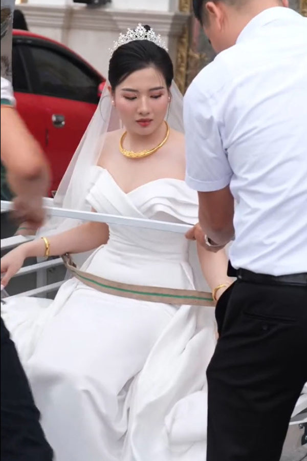Không cần quá cầu kỳ, mái tóc búi cao cùng lớp trang điểm nhẹ nhàng cũng đủ tôn lên đường nét gương mặt phúc hậu, đằm thắm, ngũ quan hài hòa của cô dâu này.