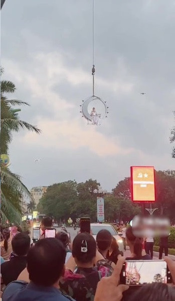 Bên cạnh việc đầu tư vào phương tiện rước dâu, cô dâu cũng ăn mặc khá tinh tế, vừa thể hiện được phong cách hiện đại nhưng vẫn giữ được nét truyền thống.