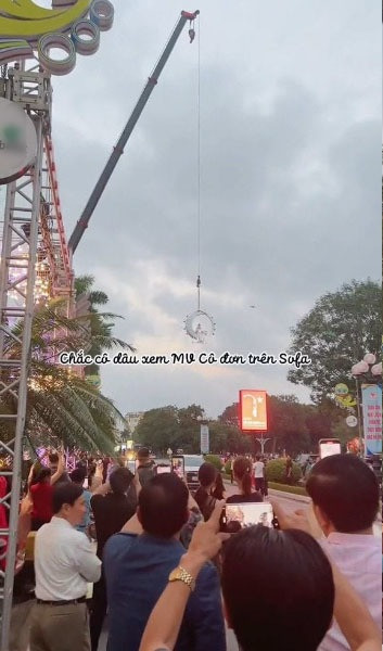 Mới đây, kênh TikTok P. đã chia sẻ đoạn clip ghi lại cận cảnh nhan sắc gây xao xuyến của nàng dâu hot nhất trong đám cưới Nam Định này. Cô mặc chiếc váy trắng hở vai vừa đủ để trở nên nổi bật nhất, khoe được nét duyên dáng, gợi cảm của mình.