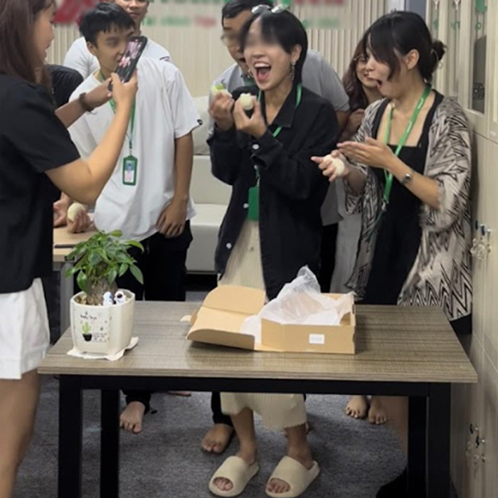 Mới đây, mạng xã hội rần rần chia sẻ hình ảnh nhóm nhân viên hào hứng cắt bánh trung thu của một công ty tài chính. Đáng chú ý, chiếc bánh trung thu này chứa nhân vô cùng đặc biệt. K