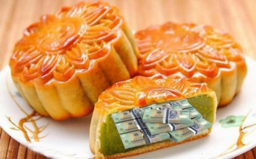 Bên cạnh đó cũng có một số ý kiến cho rằng việc để tiền bên trong nhân bánh trung thu như vậy rất lãng phí. Sau khi lấy tiền ra thì chiếc bánh trung thu không thể ăn được nữa.