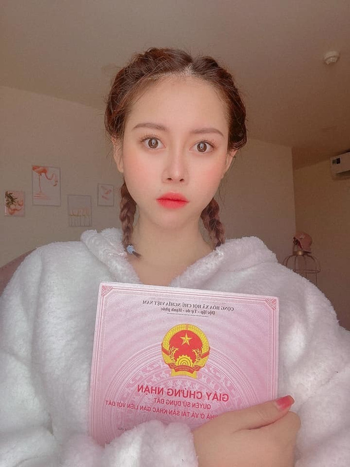 Sau khi kết thúc chuyện tình nhiều năm với bạn trai, Việt Phương Thoa đã sớm lấy lại ổn định với cuộc sống độc thân.