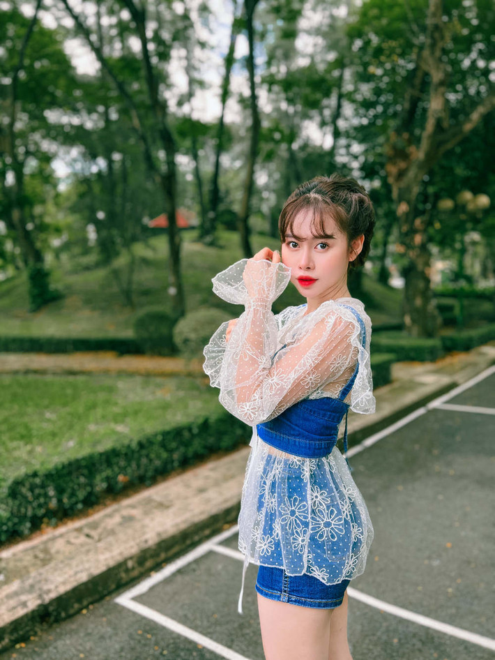 Mới đây trên trang cá nhân, Việt Phương Thoa gây chú ý khi chia sẻ một đoạn video ngắn trong lúc đi mua sắm. Nhan sắc của chủ kênh TikTok sinh năm 1999 ngay lập tức trở thành tâm điểm chú ý.