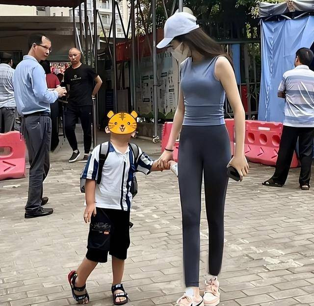 Ngoại hình nổi bật của người phụ nữ này nhanh chóng trở thành đề tài bàn tán cho các bậc phụ huynh lúc đó, họ vừa nói chuyện vừa đưa ánh mắt ngoái nhìn.