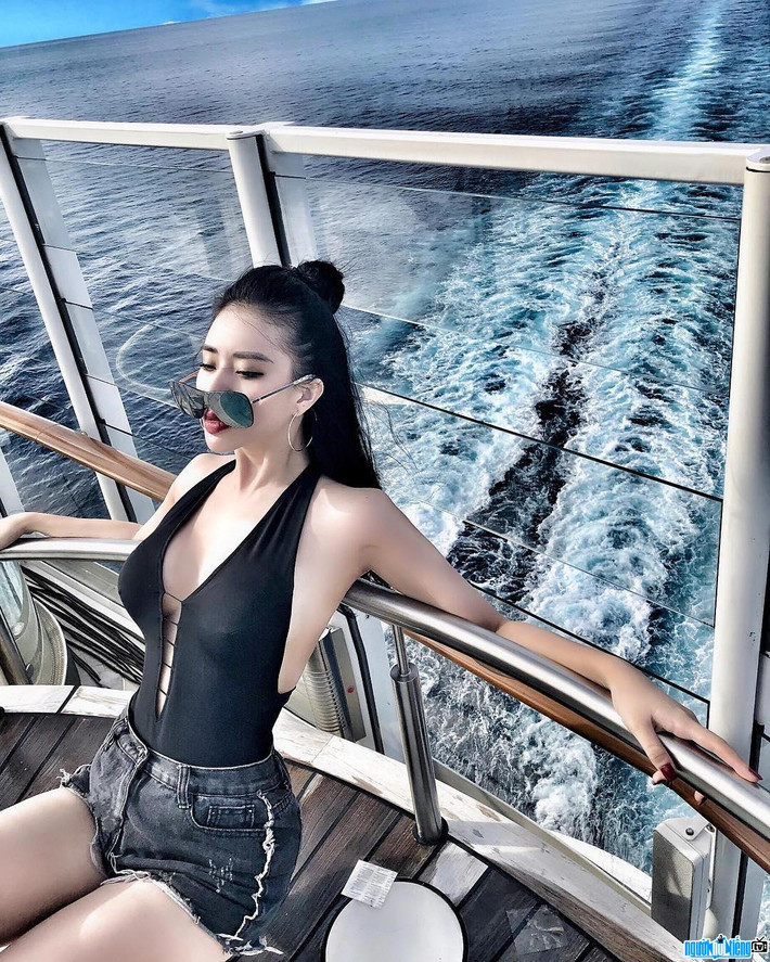 Ngoài những "ưu điểm" có sẵn như trên, Thanh Tú cũng vô cùng giỏi giang có công việc kinh doanh riêng vô cùng khấm khá. Cách đây chưa lâu, khi nhận được câu hỏi về việc bắt đầu startup từ năm bao nhiêu tuổi, cô nàng không ngần ngại trả lời đã mở cửa hàng đầu tiên khi còn học cấp 3 - chỉ vừa mới 17 tuổi khiến netizen không khỏi trầm trồ khen ngợi.