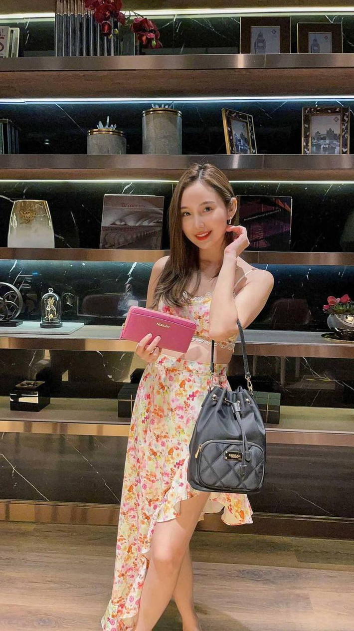 Sitapha Uttaburanont hiện cũng rất nổi bật trên mạng xã hội khi Instagram cá nhân của cô có rất nhiều hình ảnh du lịch khắp nơi trên thế giới, cực sang chảnh nhưng toàn "lẻ bóng".