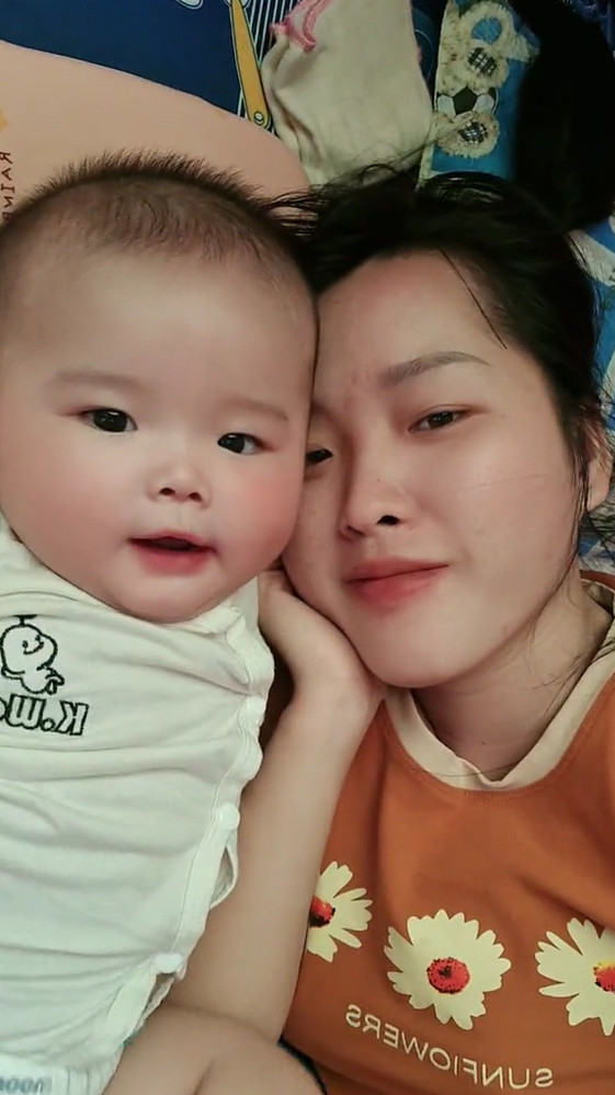 Trên TikTok, vợ của Youtuber Sang Vlog là Ngọc Mai thường xuyên chia sẻ hình ảnh chồng và con. Đặc biệt, con gái đầu lòng của nam YouTuber gây chú ý hơn cả.