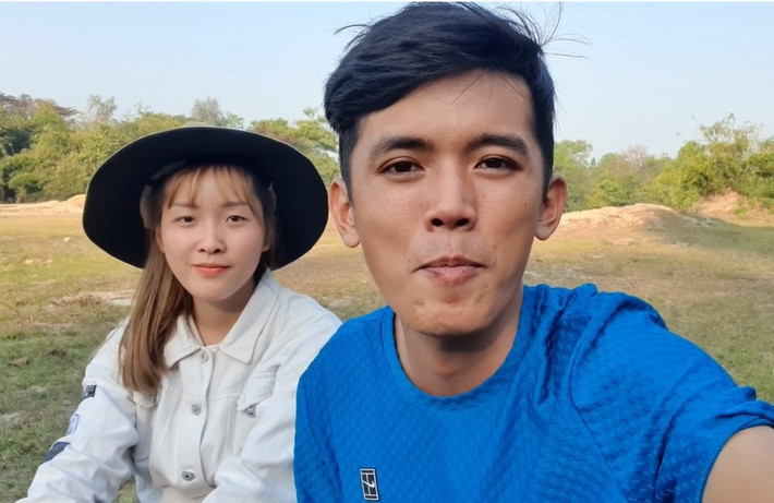 Sang Vlog được biết đến là YouTuber “nghèo nhất Việt Nam”. Anh từ cuộc sống nghèo khó mà từng bước cố gắng đi lên, mua được đất, sửa sang nhà và lấy vợ xinh.