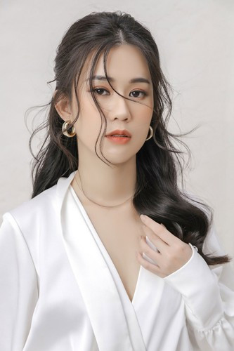 Dù bước sang tuổi 30 nhưng Ngọc Thảo vẫn tự tin để lộ thân hình nuột nà, vòng eo thắt rõ cùng làn da mịn màng.