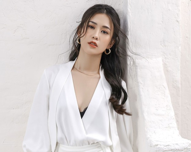 Cách đây chưa lâu, hot girl Ngọc Thảo khiến fan hâm mộ không khỏi trầm trồ khi đăng tải trên trang cá nhân loạt ảnh diện bikini quyến rũ, khoe đường cong trước gương.