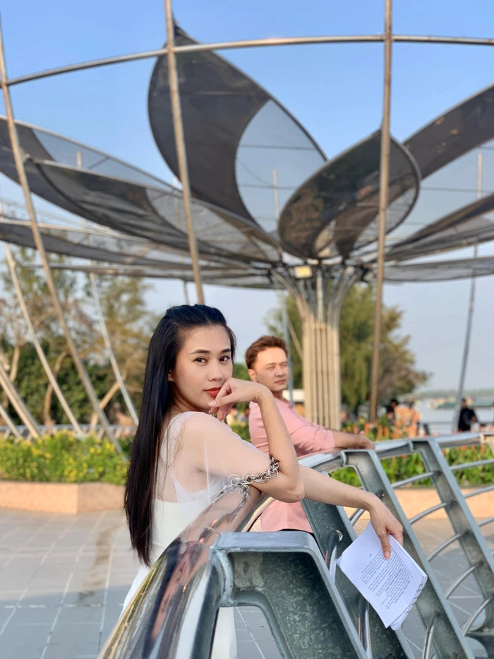 Chưa hết, Ngọc Thảo còn vui vẻ trêu đùa người hâm mộ khi quyết định đăng ảnh có vết rạn: "Sợ người ta chê nên nói trước phủ đầu".