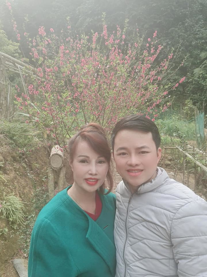 Trong bữa tiệc kỷ niệm ngày cưới, cô dâu Thu Sao và chồng cũng không ngần ngại đút bánh sinh nhật cho nhau ăn vô cùng tình cảm.