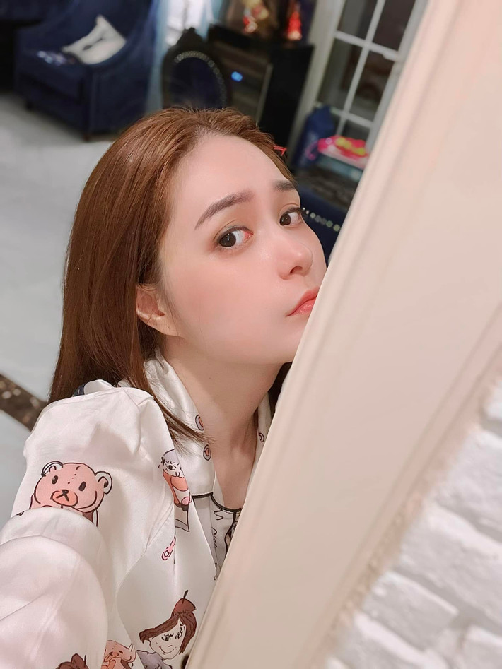 Nếu theo dõi trang cá nhân của Đoàn Di Băng thì nữ đại gia này thường xuyên có những dòng trạng thái tấu hài cùng chồng khiến ai đọc cũng phải ôm bụng cười.
