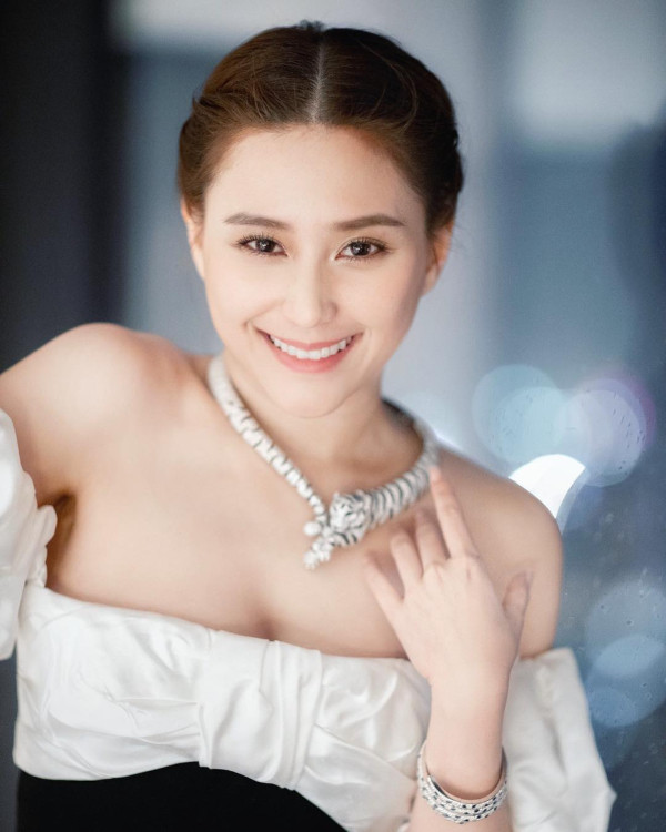 Trong số 17 người con của ông “trùm” sòng bài Macau, Hà Siêu Liên được đánh giá có dung mạo xinh đẹp nhất nhì. Xinh xắn, đáng yêu lại thông minh, nên cô rất được “vua sòng bạc” yêu chiều.