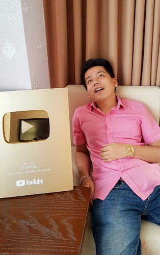 Trước đó, lý giải việc sau này chỉ quay clip một mình, không cần đến bạn đồng hành nữa, Khoa Pug cho hay: "Nhiều người nói Khoa Pug không hợp tác cùng với ai nữa vì chảnh. Nhưng thực sự khi mình đi review những chỗ mới, những vùng đất mới thì có nhiều Youtuber khác họ muốn kết nối với mình...