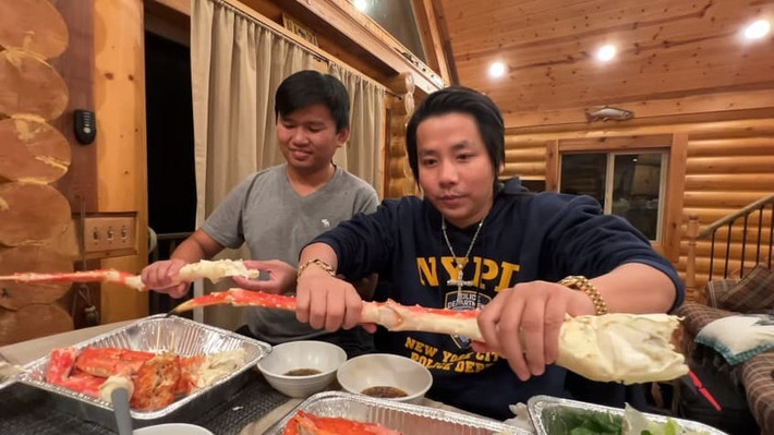 Mà ai hợp tác với mình cũng nổi tiếng, một người bình thường mình cũng giúp họ nổi tiếng được. Đó là lý do rất nhiều người đến với mình. Ai đến với mình thì mình chỉ muốn là đi ăn chơi nhảy múa cho vui thôi. Nhưng có người họ đến với mình vì nhiều mục đích khác. Bởi vì khi họ nổi tiếng nhờ mình, thì lượng fan của họ là fan đột biến, không phải fan trung thành nên họ sẽ nghĩ cách để trục lợi, bào tiền, bào xong thì họ xóa kênh." - Khoa Pug nói thêm.