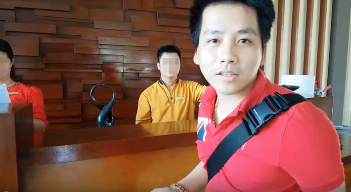 Bên cạnh đó, Khoa Pug tiết lộ lý do mất tích: "Tết tính review cho các bạn xem ở Mỹ có gì vui nhưng ở bờ Đông bão tuyết hoành hành dữ quá nên mình phải tránh bão. Đến tận mùng 8 Tết mới bay qua California để đón Tết thì mấy cái hội chợ dẹp hết rồi".