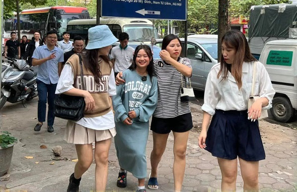 Dù không còn ngồi bán vòng hoa trên dốc Thẩm Mã nữa, thế nhưng Dua vẫn được rất nhiều người quan tâm, dõi theo. Nhất là kể từ khi em xuống thành phố bắt đầu công việc mới, dân mạng không ngừng dành những lời động viên cô bé.