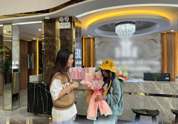 Tuy nhiên theo lời nam TikToker trên, tinh thần của Dua đã tốt hơn trước. Đồng thời cô bé cũng cảm thấy rất vui khi biết vẫn còn nhiều người quan tâm, ủng hộ mình.