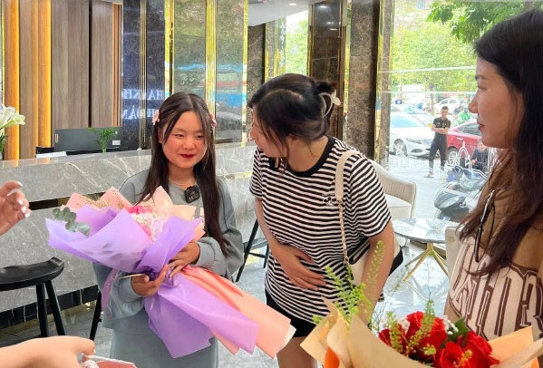Thậm chí, mới đây, nhiều fan của Mua Thị Dua còn đến tận nơi em làm việc để giao lưu, tặng hoa và quà.
