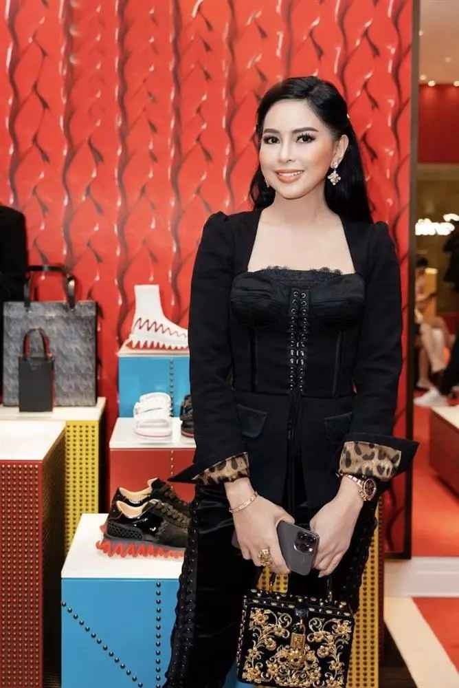 Đây cũng là lần đầu tiên rich kid đình đám Sài thành đi dự show cùng mẹ với tư cách khách mời.