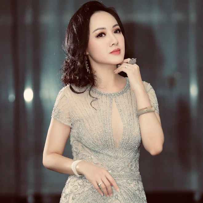 Hoài Anh từng tiết lộ, bố của cô sinh ra ở miền Nam, là cán bộ khoa học công nghệ thông tin, từng đạt giải Nhân tài đất Việt. Mẹ của cô là giảng viên đại học người Hà Nội, sau đó chuyển qua công tác tại văn phòng Bộ Giáo dục và Đào tạo ở TP HCM.