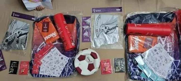 Một số khán giả khác sẽ được nhận set quà gồm trái bóng, bình xịt giảm đau, balo và nhiều sticker linh vật La’eeb,...