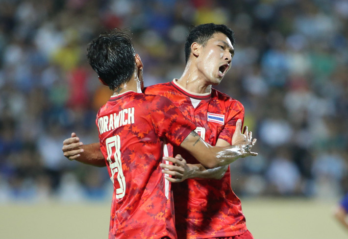 Đúng như dự đoán, với sức mạnh vượt trội, U23 Thái Lan nhanh chóng chiếm thế áp đảo và có bàn thắng sớm.