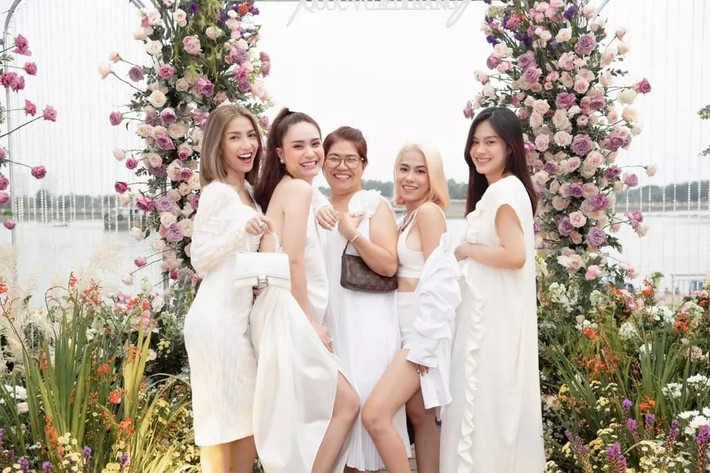 Thú vị hơn cả khi ông xã Đoàn Di Băng cảm thán rằng: "Mẹ ruột 68 tuổi. Mẹ vợ 54 tuổi. Vợ 33 tuổi. Ủa! gia đình có truyền thống trẻ miết hay gì?".