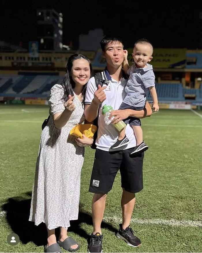Hôm nay, em xin phép trang trí khuôn mặt, vóc dáng một chút trong ngày đón cup vô địch ạ. Ví dụ điển hình của người phụ nữ lam lũ vất vả đứng sau ủng hộ chồng". vợ Duy Mạnh có viết.