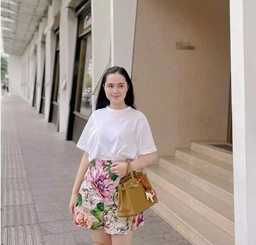 Ngoài có dấu hiệu tăng cân, việc để lộ vòng 2 lùm lùm khiến dân mạng đặt nghi vấn Đỗ Duy Mạnh lên chức bố.