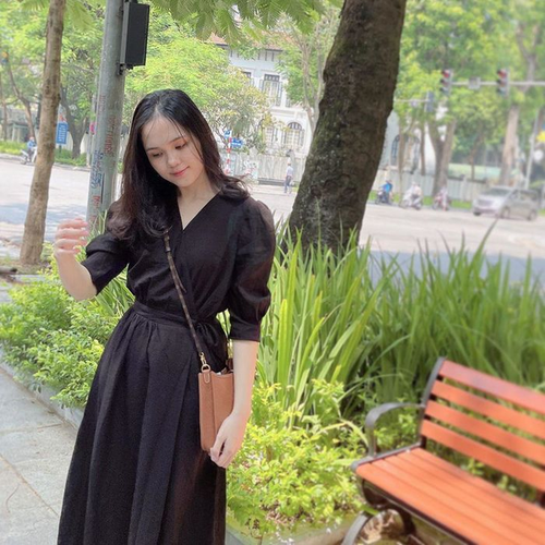 Cách đây vài tháng, cũng từng xuất hiện trên SVĐ Hàng Đẫy để xem bóng đá, nhan sắc Quỳnh Anh khi ấy đã bị dân mạng săm soi.