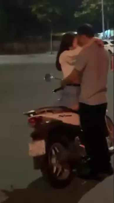 Cặp đôi vô tư hôn nhau ngấu nghiến giữa đường phố Sài Gòn khiến nhiều người "mắt tròn, mắt dẹt".