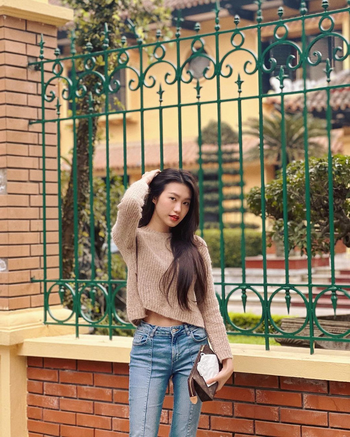Vóc dáng thế này bảo sao Đoàn Văn Hậu không mê mẩn cho được.