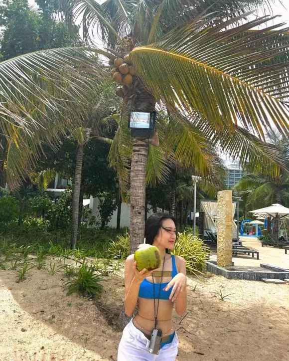 Đặc biệt, Văn Hậu còn đưa Hải My đi đám cưới loạt cầu thủ nổi tiếng đội tuyển Việt Nam như Đức Chinh, Tấn Tài, Thành Chung và gần đây nhất là Bùi Tiến Dũng.