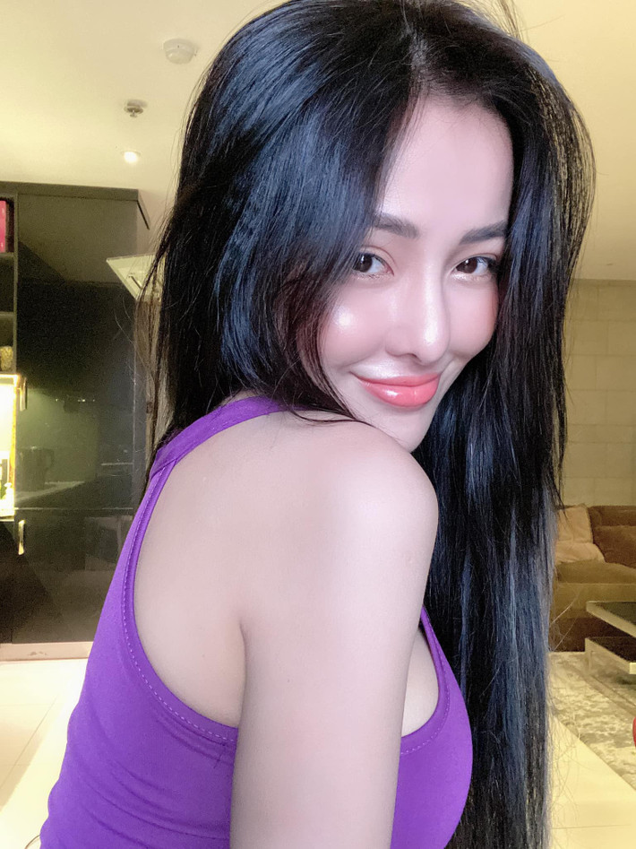 Ngân 98 tên thật là Võ Thị Ngọc Ngân, sinh năm 1998 tại Bình Định. Cô nổi tiếng là hot girl thị phi khi liên tục gây tranh cãi với những hình ảnh hở bạo, phát ngôn gây sốc trên mạng xã hội.