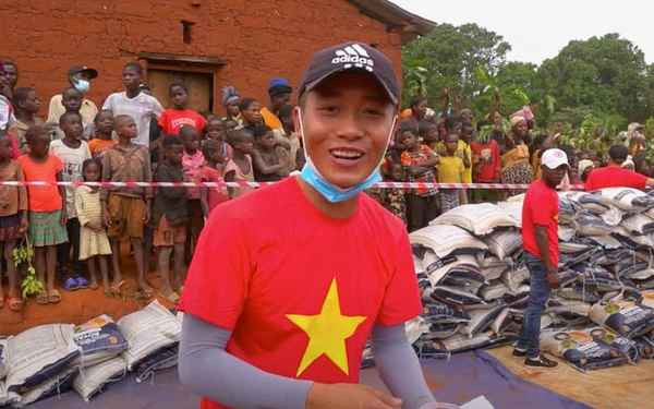 Kể từ ngày có mặt tại Angola, nhóm Quang Linh Vlog có rất nhiều hành động ý nghĩa với người dân ở đất nước châu Phi nghèo khó này.