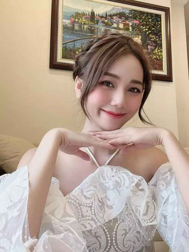 Dù không được căn ce góc quay cũng chẳng xài filter sống ảo như lúc quay TikTok, Kim Chi vẫn giữ vững phong độ xinh đẹp cùng nụ cười rạng rỡ.