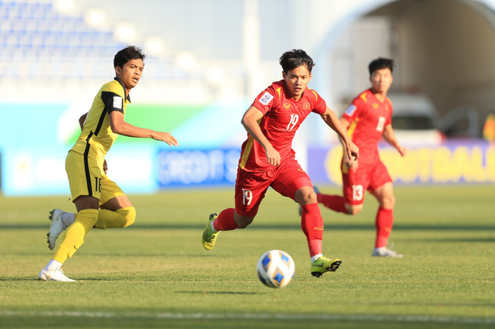 Bước vào trận đấu với U23 Malaysia, đội bóng toàn thua 2 trận và xác định xách vali về nước. U23 Việt Nam vừa đá, vừa nghe ngóng tình hình của cặp đấu U23 Hàn Quốc và U23 Thái Lan. Các "chiến binh Sao Vàng" phải thắng trong khi đó ở trận đấu cùng giờ phải có kết quả thắng thua.