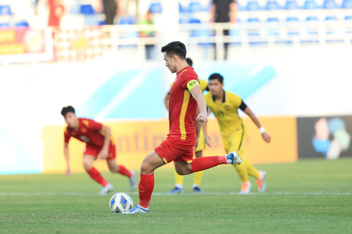 U23 Việt Nam tiếp tục có lợi thế khi U23 Malaysia chơi thiếu người khi cầu thủ của họ bị thẻ đỏ sau pha chơi bóng bằng tay trong vòng cấm. Trên chấm 11m, đội trưởng Bùi Hoàng Việt Anh phải mất tới 2 cú sút để nhân đôi cách biệt.