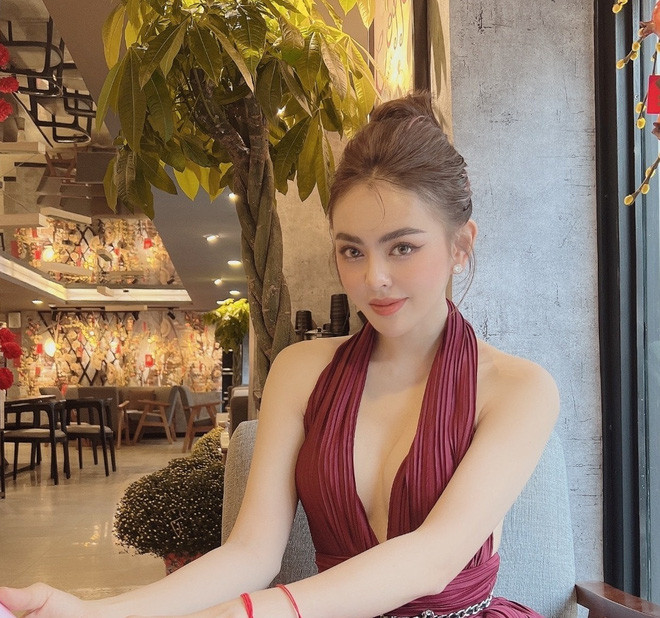 Bản thân gái xinh này cũng không e ngại công khai chuyện từng phẫu thuật thẩm mỹ.