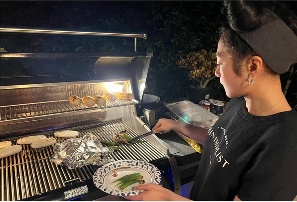 Thắng Ngô thường đứng ở hậu trường và xách đồ hộ vợ trong lúc Hà Thanh Xuân biểu diễn. Khi đến phần biểu diễn của bà xã, "vua cá Koi" còn lấy điện thoại ra để quay lại.