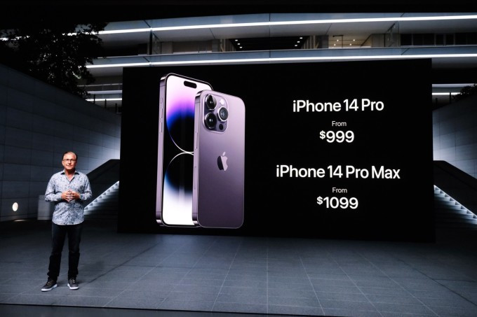 Tại sự kiện Far Out công bố sản phẩm, Apple đã giới thiệu bốn phiên bản iPhone 14 bao gồm: iPhone 14, 14 Pro, 14 Plus và và 14 Pro Max. Cùng với đó là 3 mẫu đồng hồ Apple Watch, trong đó có phiên bản Watch Ultra hoàn toàn mới, và AirPods Pro thế hệ thứ hai.