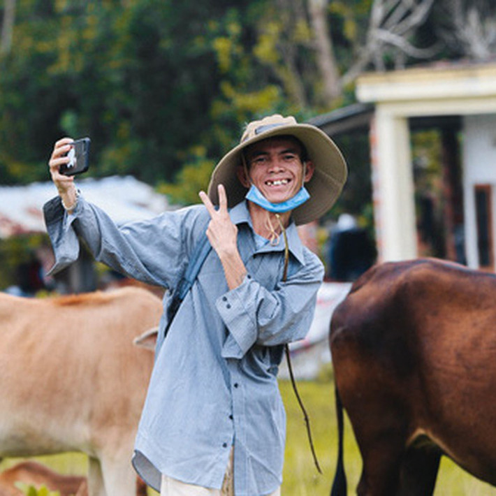 Từ một chàng trai chăn bò, Sô Y Tiết nhanh chóng nổi tiếng trên mạng xã hội với các bản nhạc chế đếm số bằng tiếng Anh. Chính sự mộc mạc chân chất của anh chàng đã khiến nhiều người yêu mến và trở thành hiện tượng mạng đình đám.