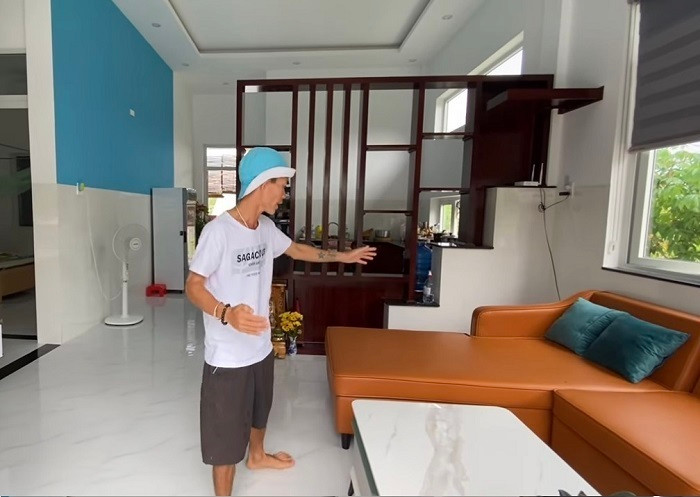 Căn nhà của So Y Tiết đã được trang bị đầy đủ nội thất hiện đại từ: bàn ghế, tivi, tủ lạnh, điều hòa, tủ bếp, kệ trang trí,...