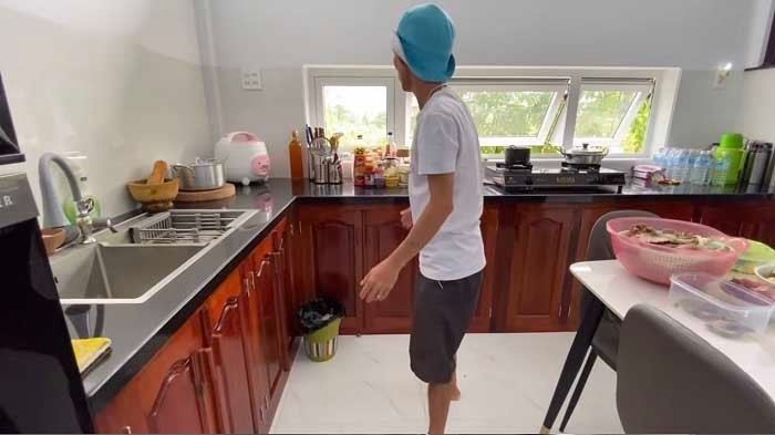 Căn nhà của So Y Tiết được làm tông màu chủ đạo là trắng xanh. Các đồ nội thất cũng đơn giản nhưng hiện đại, nhỏ gọn, phù hợp với nhu cầu của hai vợ chồng trẻ.