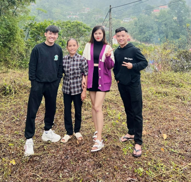 Sau khi trở thành YouTuber nổi tiếng, bà Tân Vlog đã công khai danh tính con gái tên là Thanh Lương nhanh chóng thu hút sự chú ý của cộng đồng mạng.